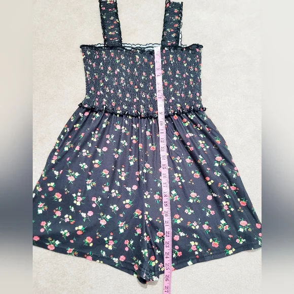 Floral Smocked Romper Women’s Size Medium Black Summer Pockets Stretchy - Picture 9 of 10